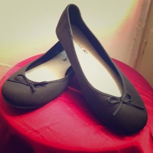 Slip on flats with tiny bow